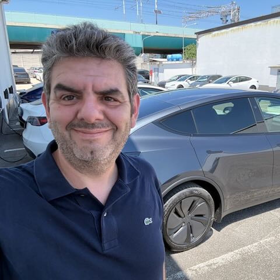 Alessandro Cipriani con la sua Tesla Model Y