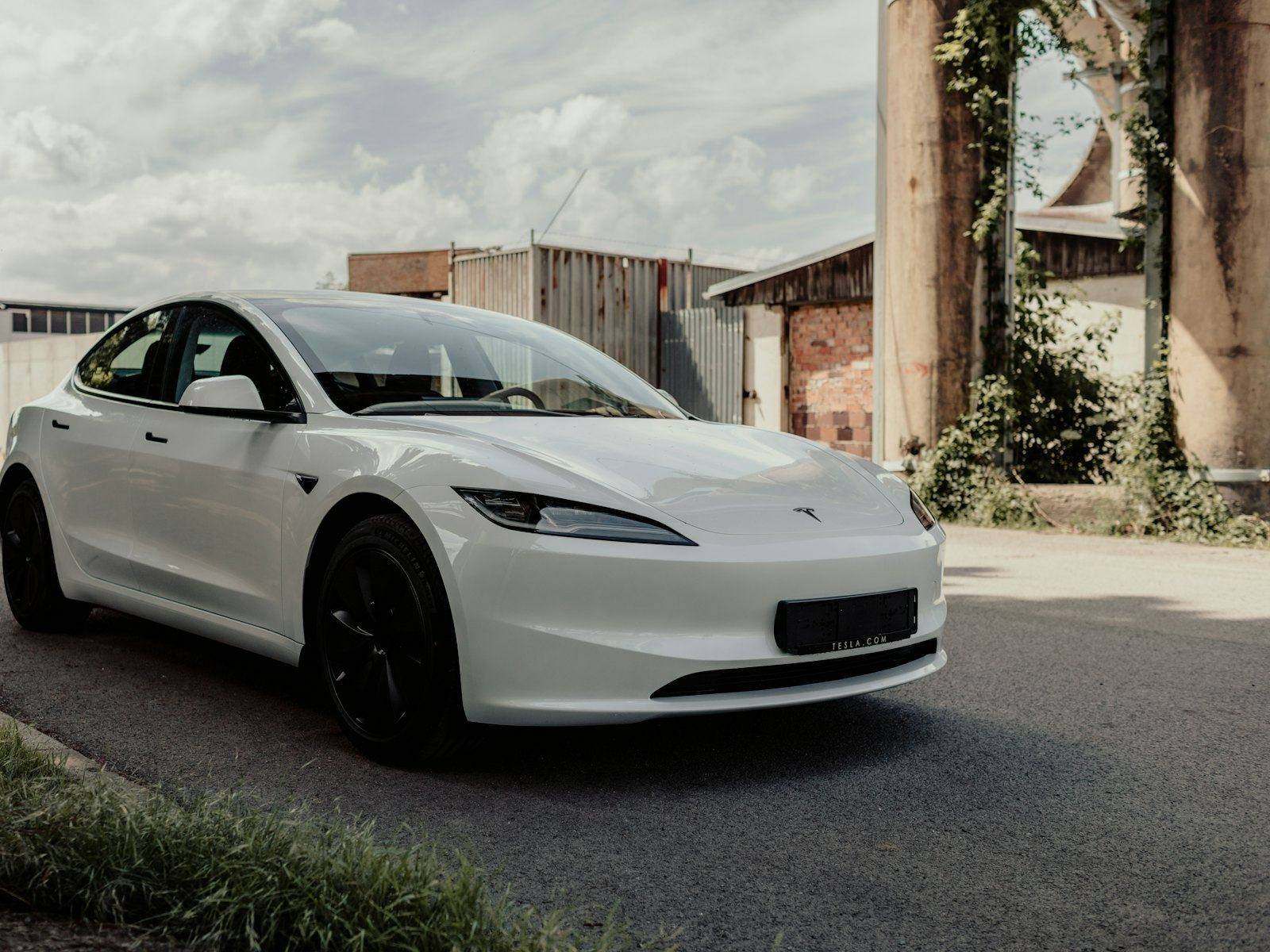 Tesla Model 3 Highland bianca, vista anteriore in ambiente urbano