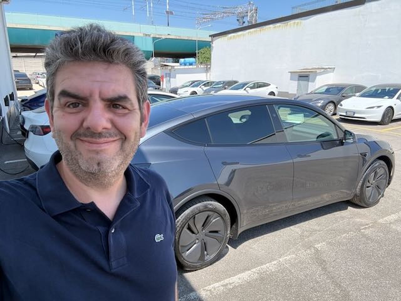 Alessandro Cipriani con la sua Tesla Model Y grigia